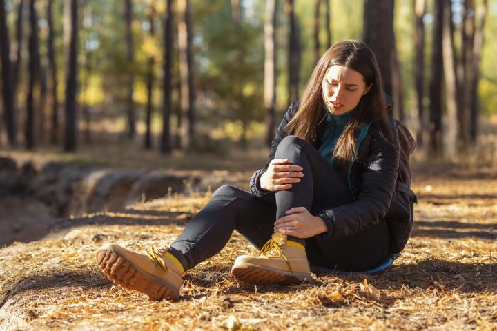 Una joven dolorida tras una caminata.
