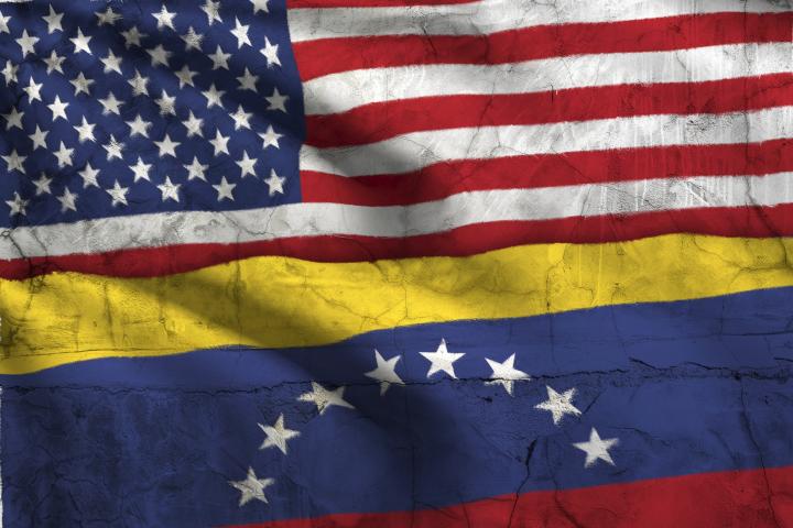 Banderas de Estados Unidos y de Venezuela.