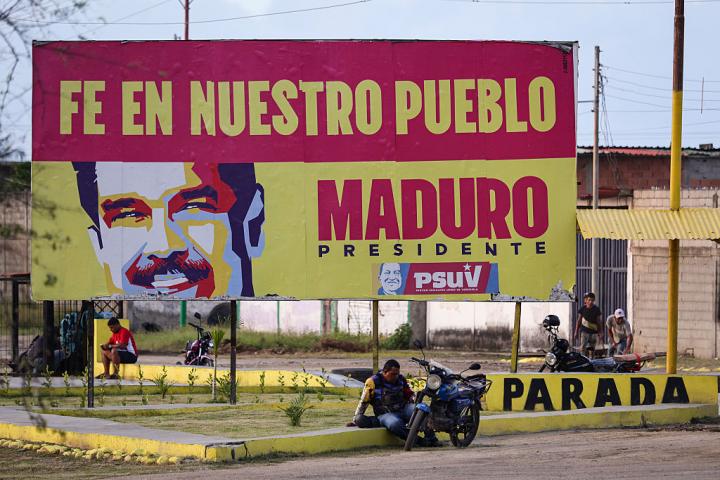 Cartel de Maduro junto a una refinería en Venezuela.