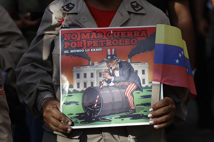 El cartel de un seguidor de Maduro