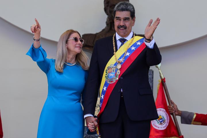 El presidente de Venezuela, Nicolás Maduro, y su esposa Cilia Flores se toman de la mano y posan para fotos después de la ceremonia de juramentación en el Palacio Federal Legislativo el 10 de enero de 2025 en Caracas, Venezuela.