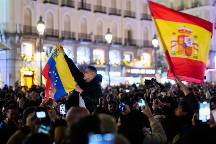 alt="alt="Manifestación de ciudadanos venezolanos tras el operativo militar de parte de Estados Unidos contra Venezuela para arrestar al presidente de ese país, Nicolás Maduro, este sábado en la Puerta del Sol, en Madrid.""