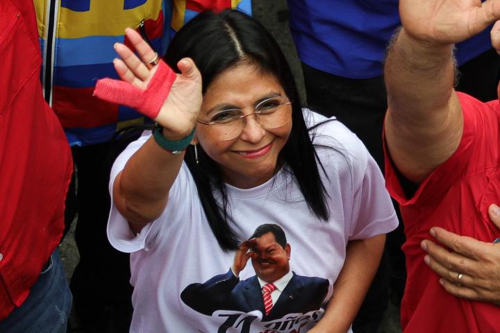 Delcy Rodríguez, en una foto de archivo con una camiseta de Hugo Chávez.