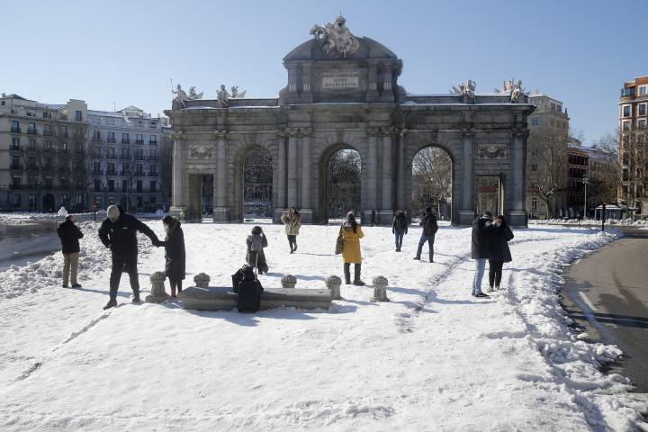 Foto de archivo de la Puerta de Alcalá de Madrid nevada.