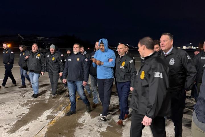 Imagen que muestra al presidente de Venezuela, Nicolás Maduro (c), escoltado por agentes de la Administración para el Control de Drogas (DEA) este sábado, en Nueva York (Estados Unidos). Maduro descendió esposado del avión militar Boeing 757 que lo trasladó a Nueva York en medio del amplio operativo de custodia que lo acompaña.