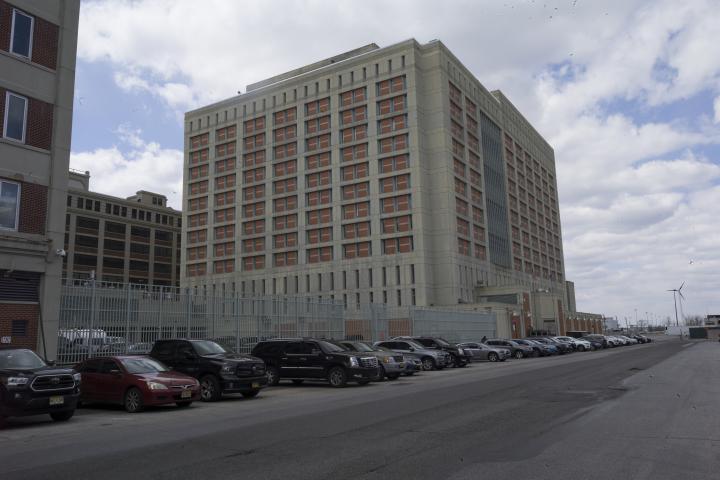 Una vista del Centro de Detención Metropolitano, conocido como MDC, una cárcel federal, como se ve el 16 de abril de 2020 en el vecindario Sunset Park de Brooklyn, Nueva York.