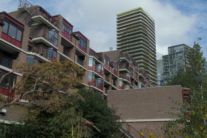 Arquitectura residencial moderna con balcones geométricos en Rotterdam