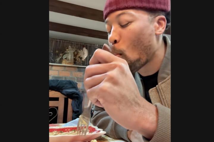 El estadounidense Marcus prueba un roscón de Reyes en España.