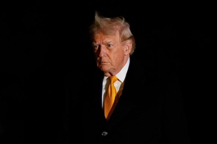 El presidente estadounidense, Donald Trump, regresa a la Casa Blanca, en Washington, desde Florida, en la noche del 4 de enero de 2026.