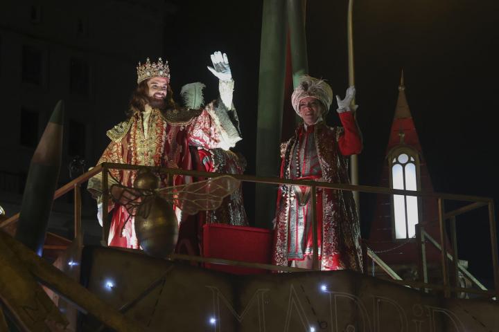 El rey Gaspar al público durante la cabalgata de Reyes de Madrid.