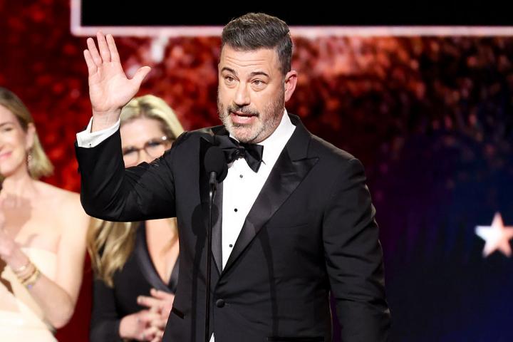 Jimmy Kimmel al recoger el premio en los Critics Choice Awards este 4 de enero.