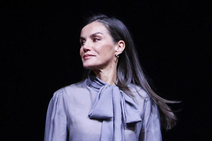 Letizia, con una blusa gris de Hugo Boss estrenada este año