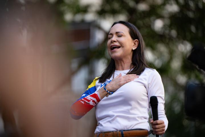 María Corina Machado, en su reaparición momentánea en Venezuela un día antes de la autoproclamación de Maduro en 2025