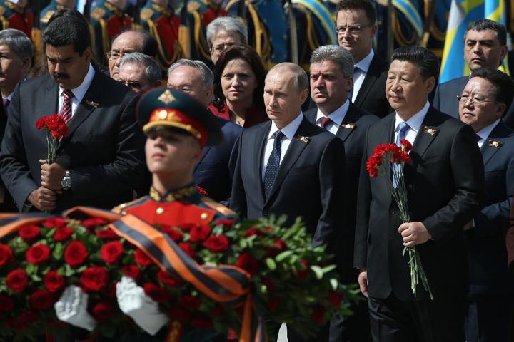 Nicolás Maduro, Vladimir Putin y Xi Jinping depositan justo a otros líderes flores en la Tumba del Soldado Desconocido durante el Día de la Victoria, el 9 de mayo de 2015, en Moscú (Rusia).