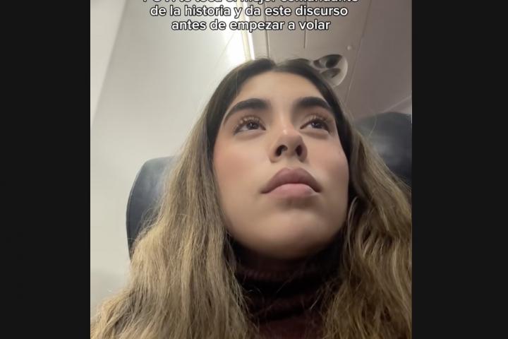 Sara Díaz escuchando el mensaje del piloto del avión.
