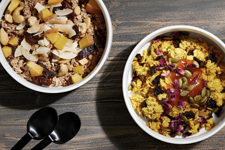 alt="alt="Un cuenco de avena nocturna con fruta y semillas""