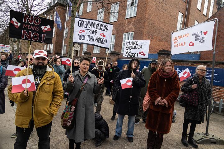 Un grupo de manifestantes protestan por las pretensiones de Donald Trump de quedarse con Groenlandia, ante la embajada de EEUU en Copenhague, en abril de 2025.