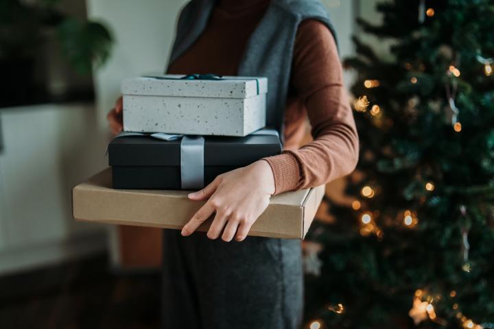 Una mujer con tres regalos en sus manos