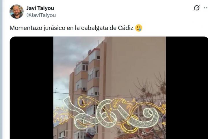 El momento viral de la cabalgata de Reyes en Cádiz.