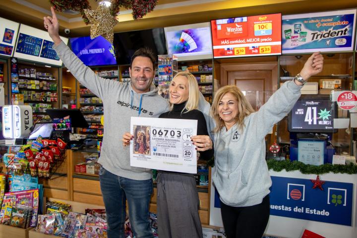 El propietario y varias trabajadoras del estanco de la calle Piqueras, en el barrio logroñés de La Estrella, celebran haber repartido un décimo del número 06.703, vendido por terminal y agraciado con el primer premio del Sorteo de El Niño.