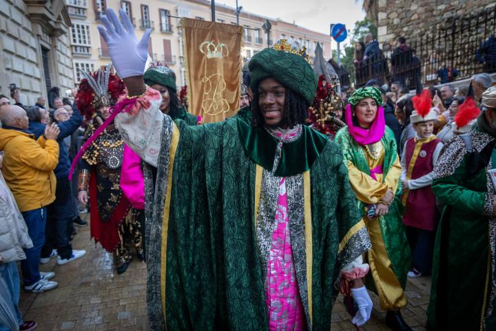 El rey Baltasar saluda a los niños durante la tradicional cabalgata de Reyes Magos este lunes en Málaga.