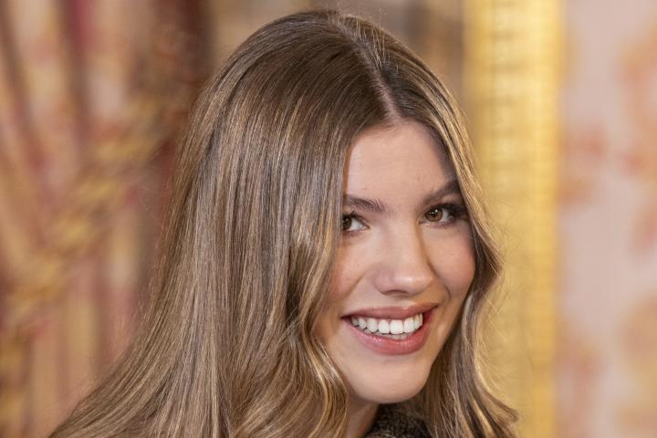 La infanta Sofía, muy sonriente en la celebración del 50 aniversario de la monarquía y la entrega del Toisón de Oro a la reina Sofía