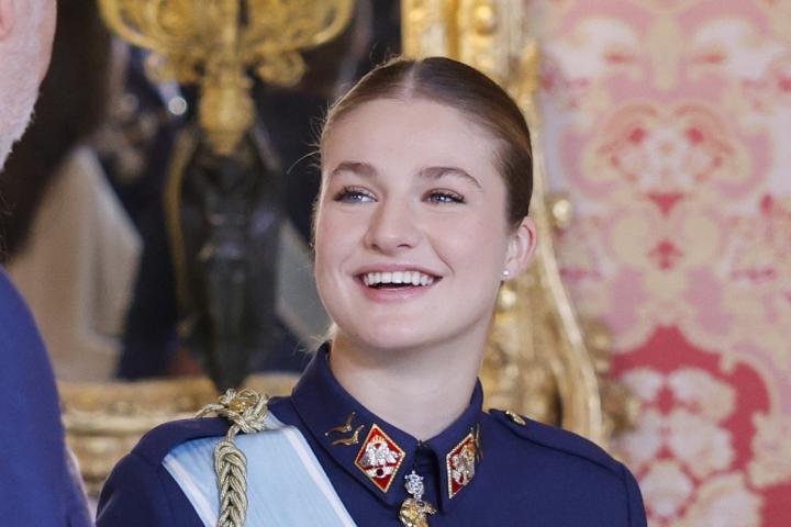 La princesa Leonor mirando sonriente al rey Felipe VI en la Pascua Militar 2026