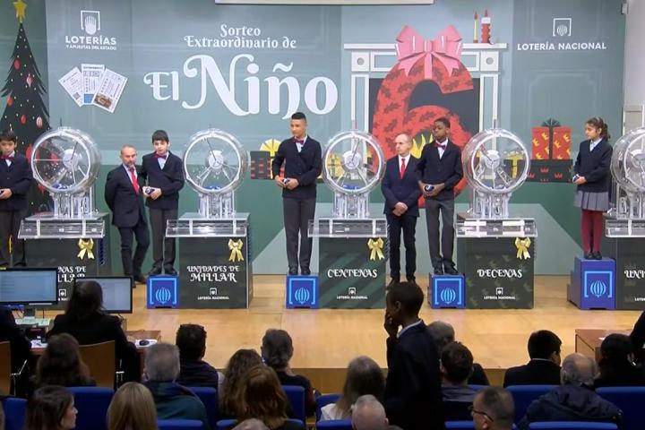Los niños de San Ildefonso cantan el primer premio del Niño
