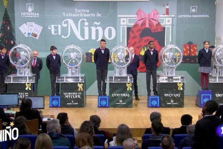 Los niños de San Ildefonso sacando el tercer premio.