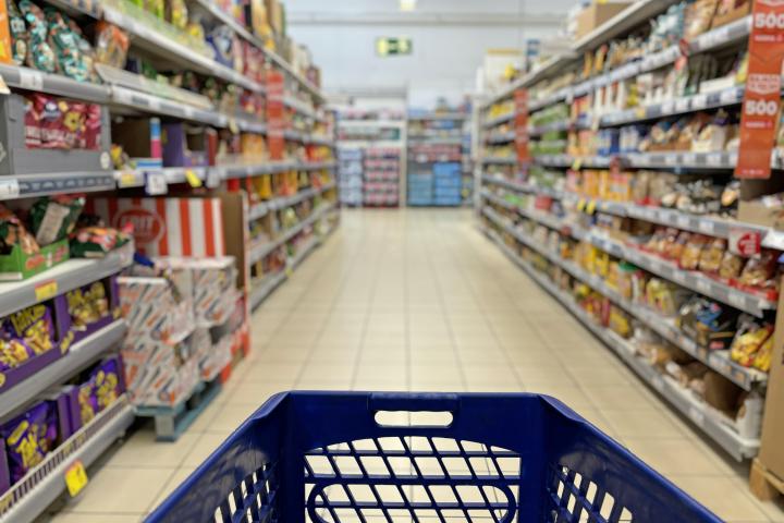 Un carrito vacío en el pasillo del supermercado