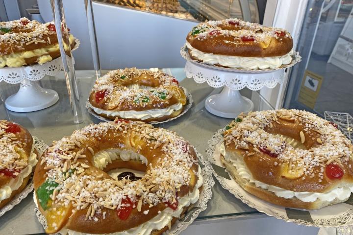 Una pastelería con varios roscones de Reyes.