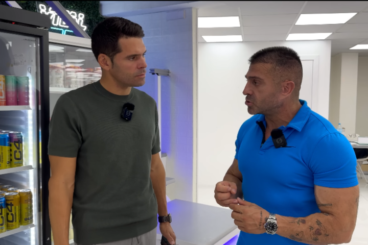 Adrián G. Martín, creador de contenido, junto a Roberto González, empresario de la industria Fitness.