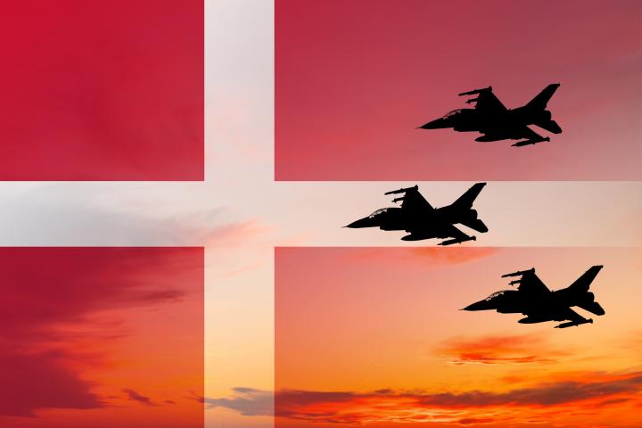 Aviones de combate sobre una bandera danesa