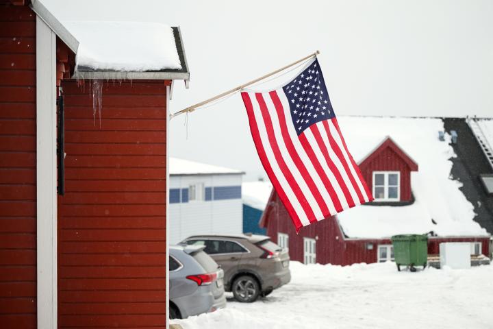 La bandera de los Estados Unidos de América se exhibe en el exterior del Consulado de los Estados Unidos el 26 de marzo de 2025 en Nuuk, Groenlandia.