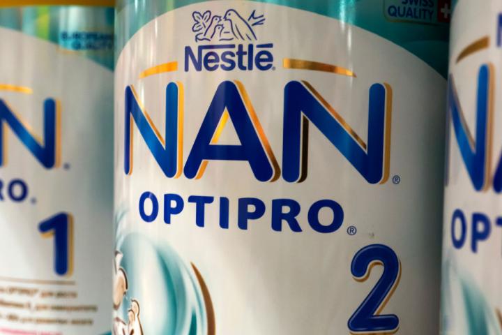 Lata de leche de fórmula NAN Optipro de Nestlé.