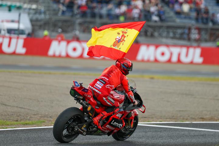Marc Márquez luciendo la bandera de España tras ser campeón del mundo en Japón en la última temporada.