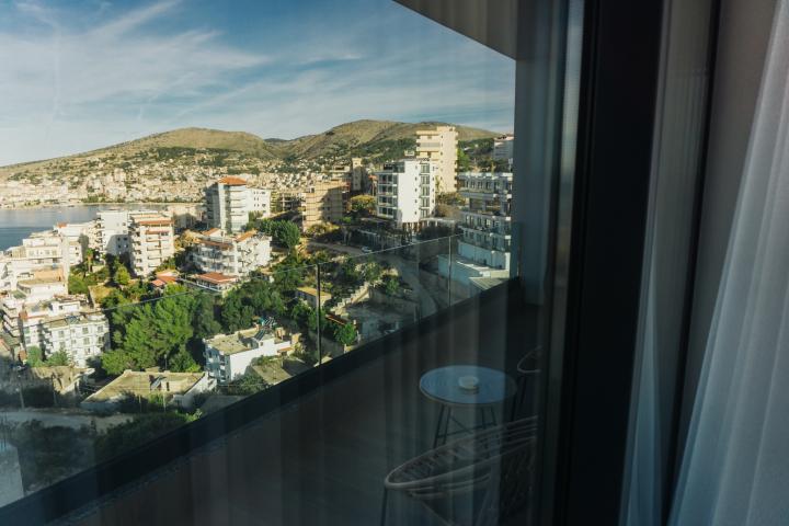 Un bloque de viviendas en la ciudad costera de Sarandë, en Albania.