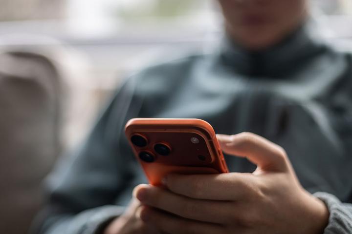 Un menor, utilizando su móvil