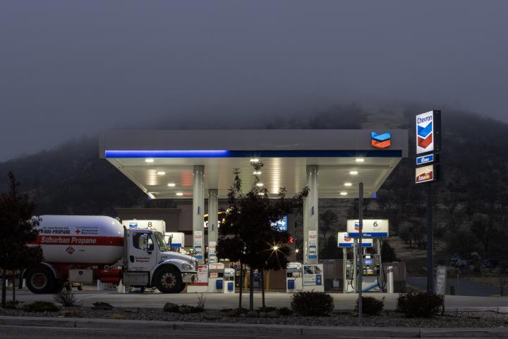 Una gasolinera Chevron en Yreka, California, en una imagen de noviembre de 2024.