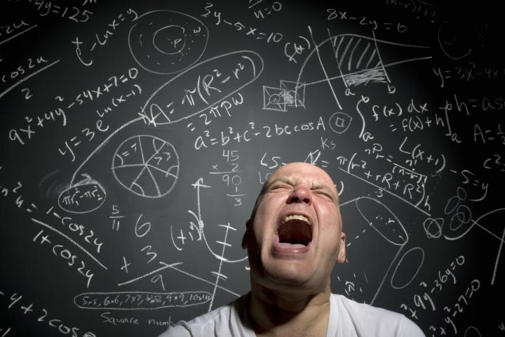 Una persona chilla incapaz de resolver problemas matemáticos.