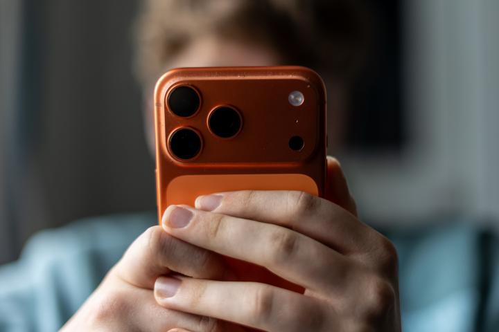 Una persona usando el iPhone 17 Pro.