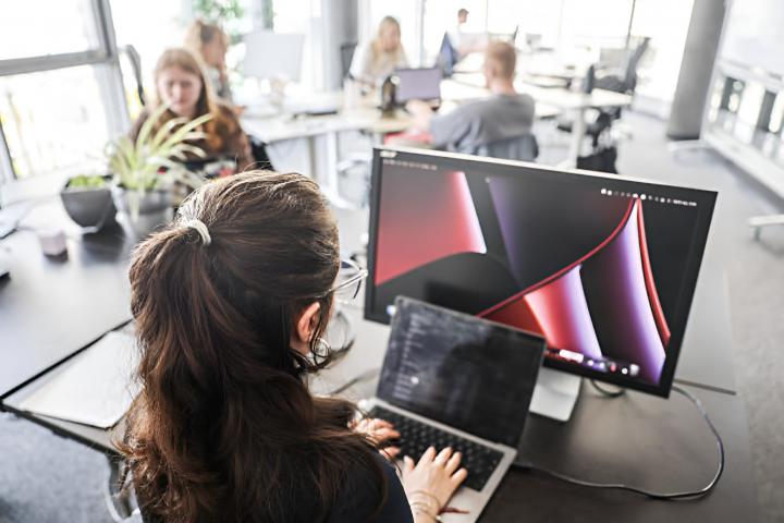 Varias mujeres trabajando con ordenadores en una oficina