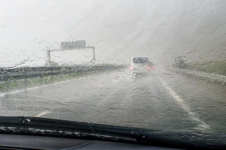Conduciendo muy despacio por una autopista bajo un fuerte aguacero. Autopista de dos carriles de Madrid a La Coruña. España, Europa.