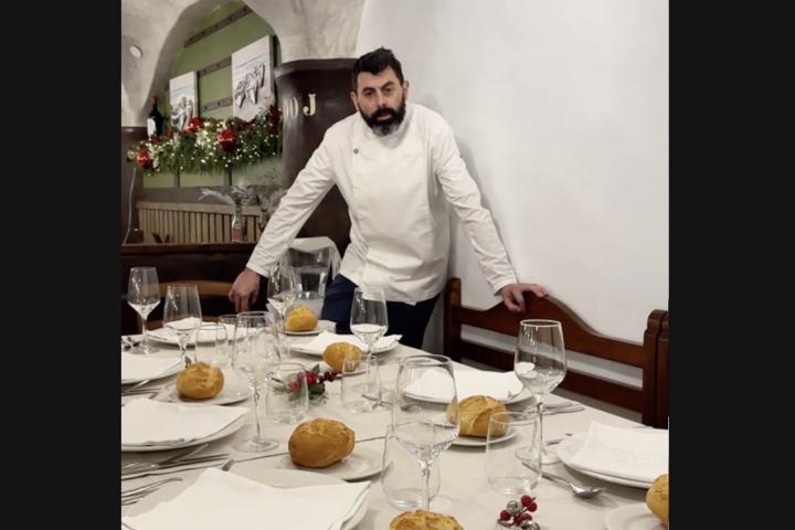 El hostelero de La Costera Asador en un vídeo de TikTok.