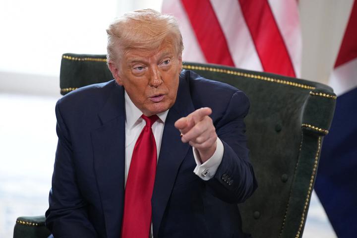 El presidente de EEUU, Donald Trump, apunta con el dedo a un periodista en una reunión con el primer ministro británico, Keir Starmer, el 28 de julio de 2025 en Turnberry, (Escocia).