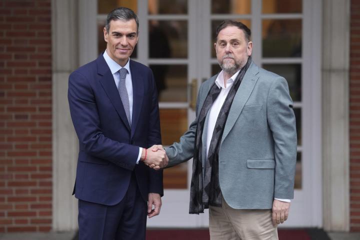 El presidente del Gobierno, Pedro Sánchez (i), saluda al líder de ERC, Oriol Junqueras