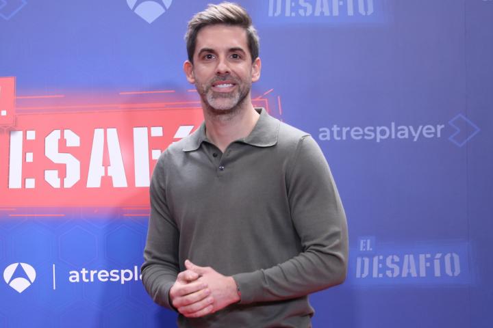 José Yélamo posa como uno de los concursantes del programa de Antena 3, 'El Desafío'