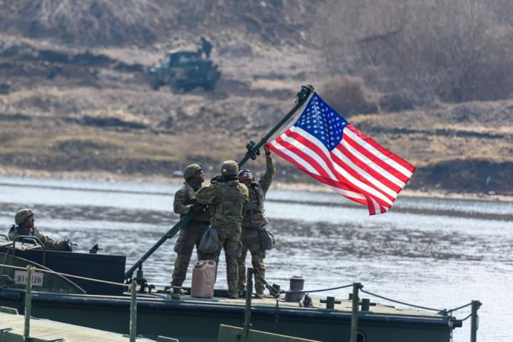 Soldados de EEUU izan su bandera durante un ejercicio conjunto entre su país y Corea del Sur y Estados Unidos, llamado Escudo de la Libertad, en la ciudad de Yeoncheon (Corea del Sur), en marzo de 2025.