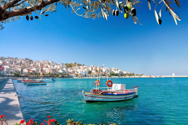 Un barco en la playa de la isla de Creta, en Grecia.