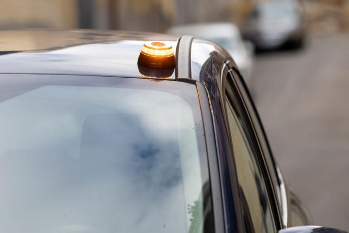 Una baliza V16 activada sobre un coche.